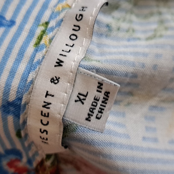 Cool, soft 100% Rayon, cute button-up floral blouse in size XL for comfort. - Picture 5 of 8